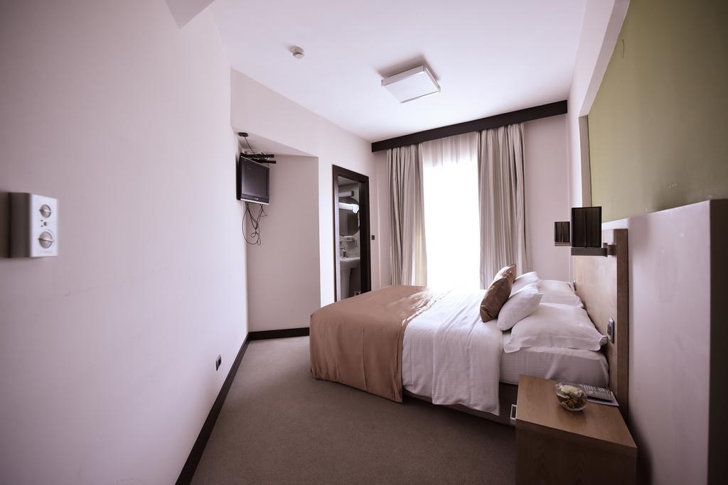 City Hotel Подгорица Стая снимка