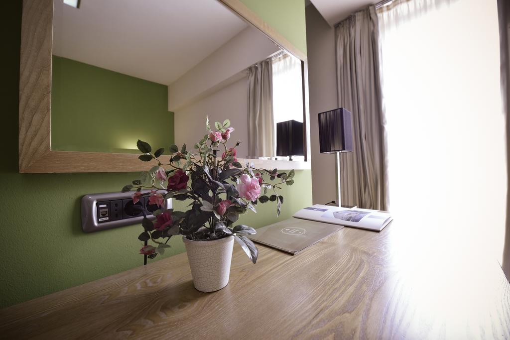 City Hotel Подгорица Стая снимка
